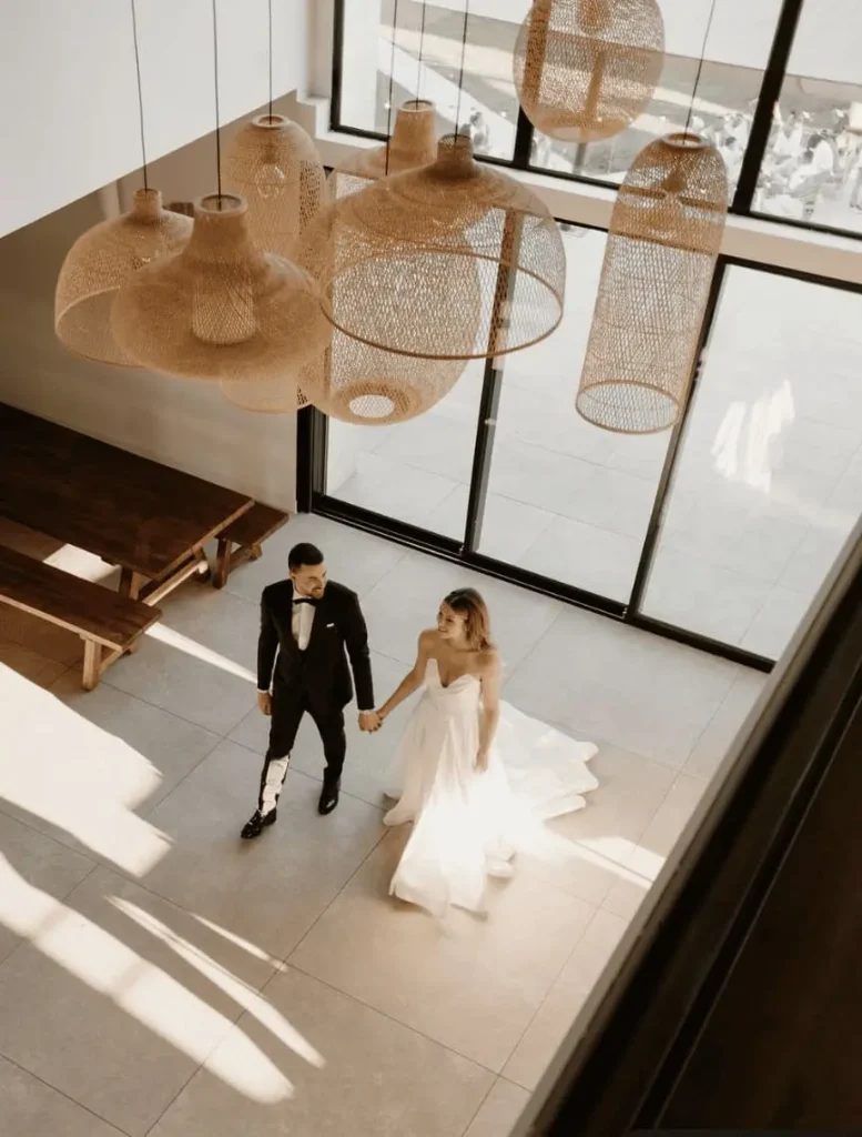 Photo de l'entrée d'un couple de mariés lors d'une organisation de mariage par AnneCWedding